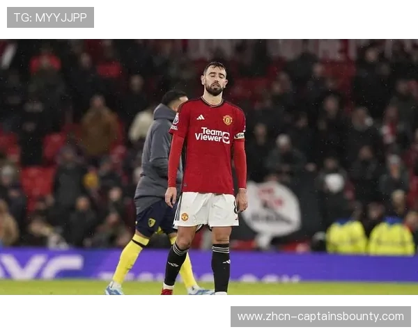 布鲁诺-费尔南德斯射门被扑后仰天长叹，曼联核心难掩失落