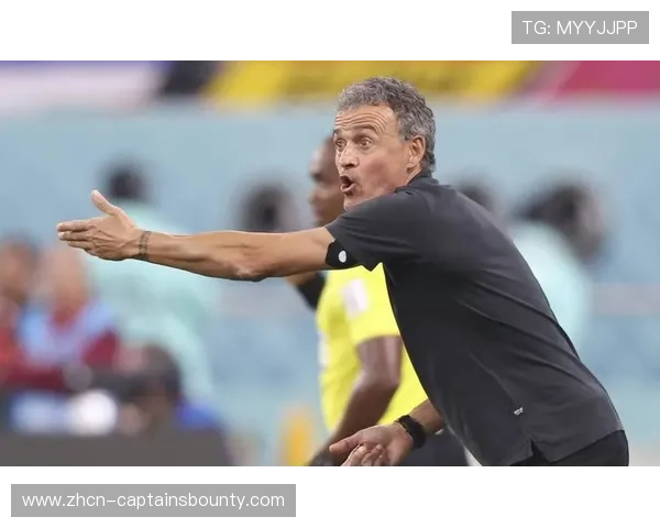 孔蒂低调现身水球赛场支持好友坎帕尼亚 孔蒂低调现身水球赛场支持好友坎帕尼亚